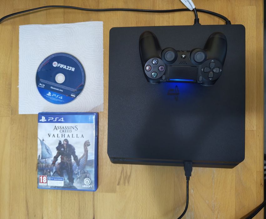 PlayStation 4 slim cu mentenanta facuta si o maneta  + fifa 23 + AC Valhalla