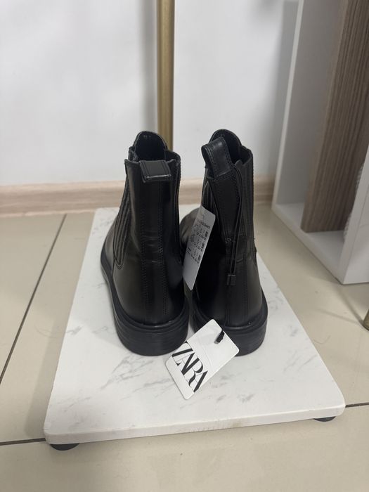 Botine / ghete fără toc model Chelsea piele naturală Zara mărimea 40
