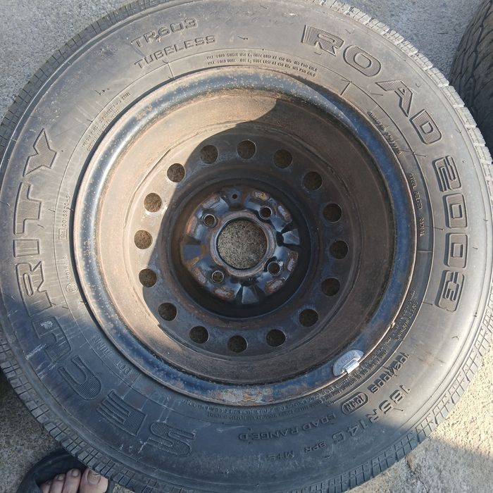 Джанти и гуми за Нисан 185 R 14 C