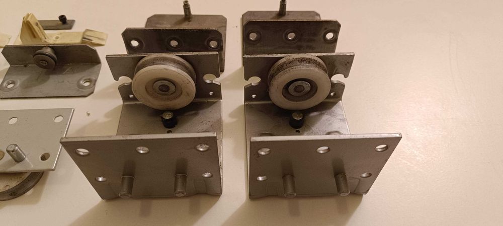 Механизъм за плъзгащи врати на гардероб