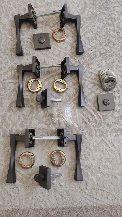 Продам новые дверные ручки, 3 пары.