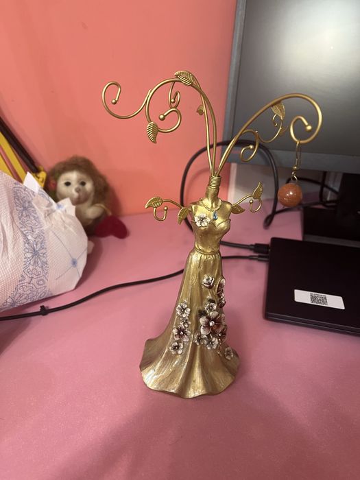 Стойка за бижута