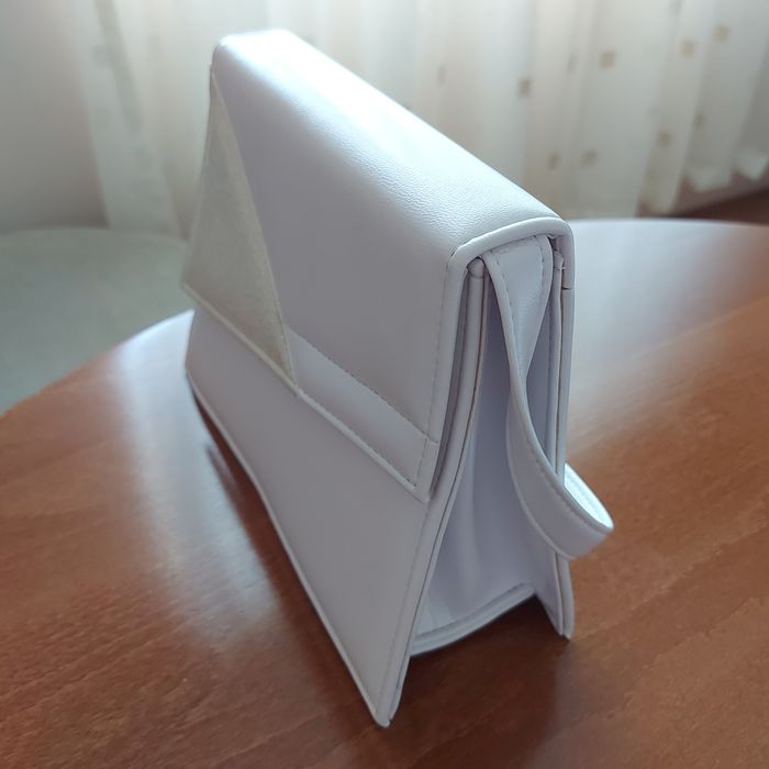 Малка дамска чанта в бял цвят