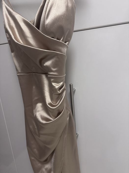 Рокля  в цвят шампанско