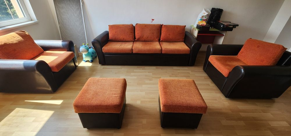 Холов диван в комплект с фотьойли и табуретки