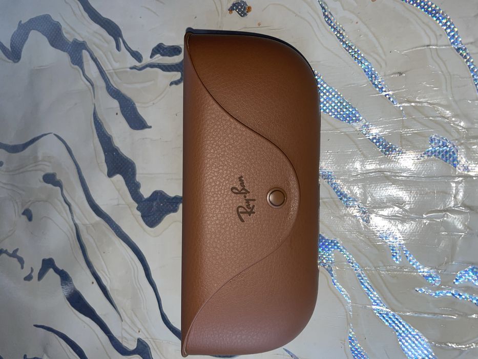 Продам очки Ray Ban за 200000 (цена договорная) в хорошем состоянии…..