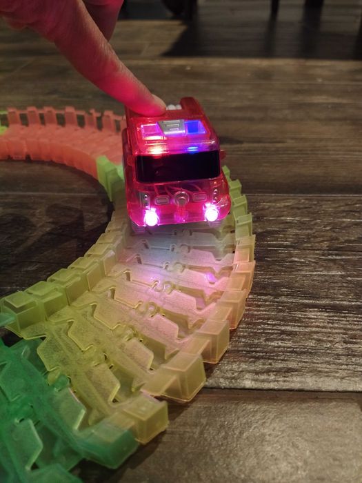 Светеща в тъмното писта с 4 бр. колички на батерии