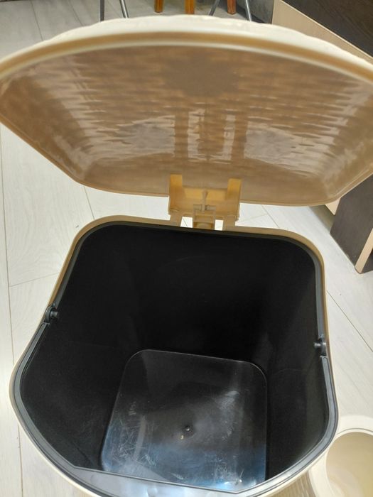 Продам контейнер для мусора и ёршик