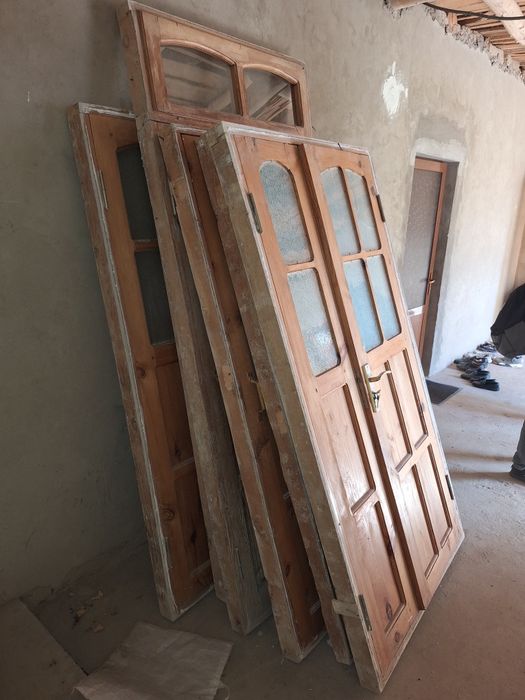 Eshik oyna 4.5 yil turgan hama joyi butun aynimagan