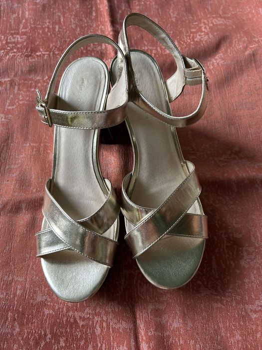 Златисти сандали с ток