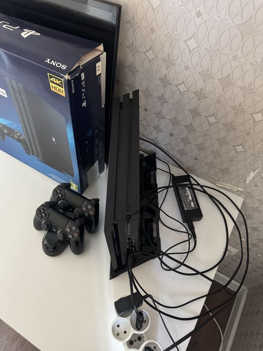 Playstation 4 Pro/861 GB / 1TB