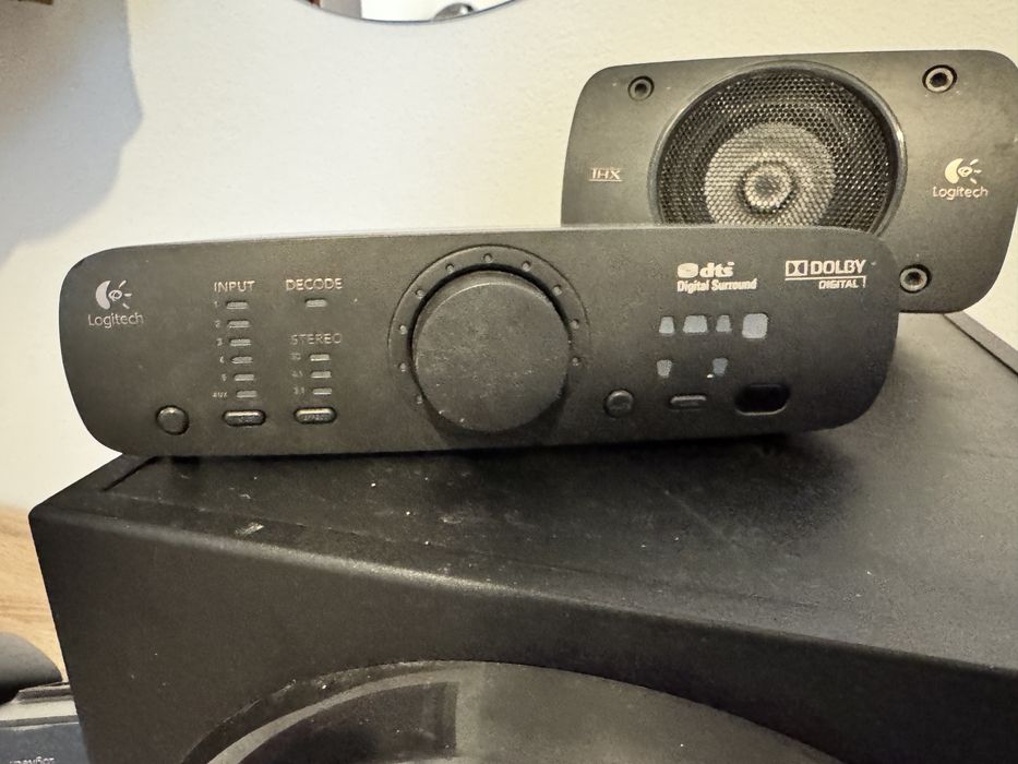 Sistem audio Logitech 4+1 (statie separta cu alt tun de bas si alte 2 boxe)
