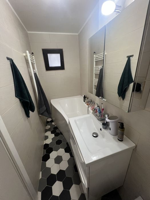 Vand apartament 3 camere renovat partial mobilat.