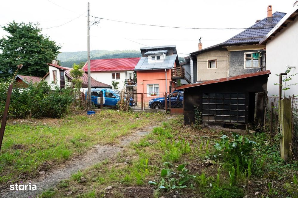 casa ,singur in curte