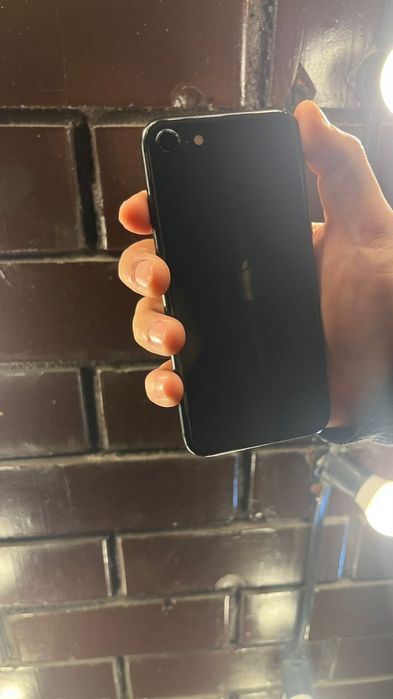 Продам iPhone SE 2020