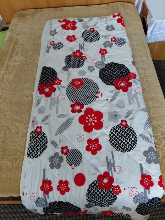 Pilotă dublă / de pat cu imprimeu floral (alb, roșu și negru