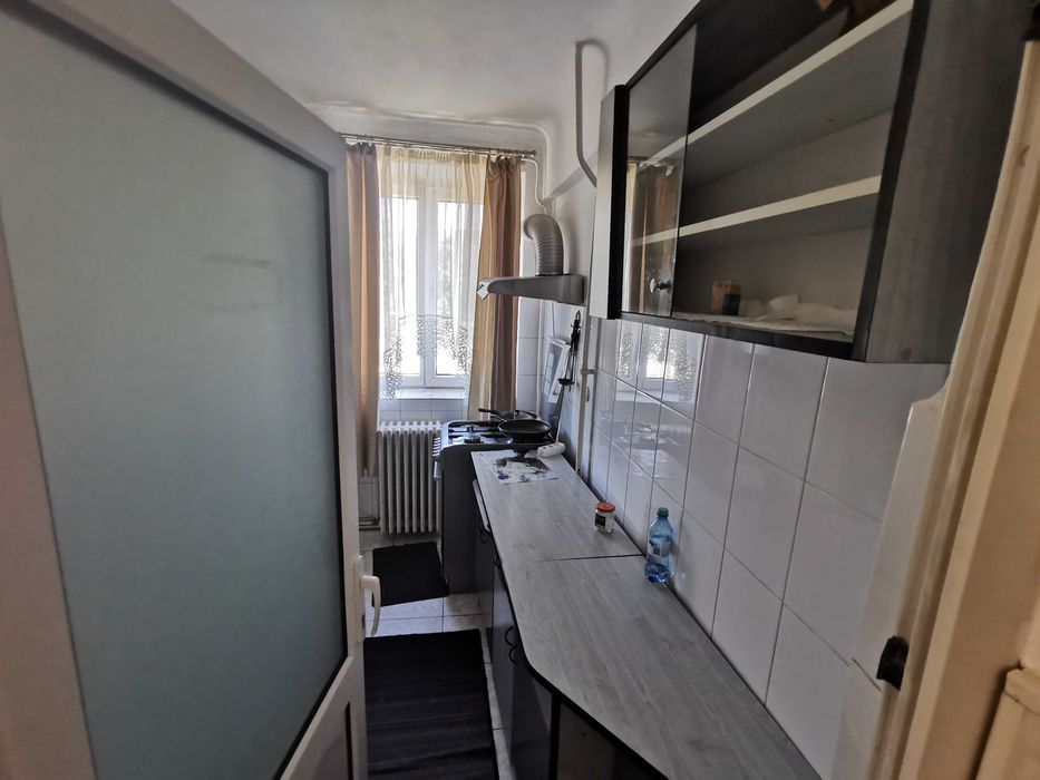 Închiriez apartament 3 camere în centrul Bârladului