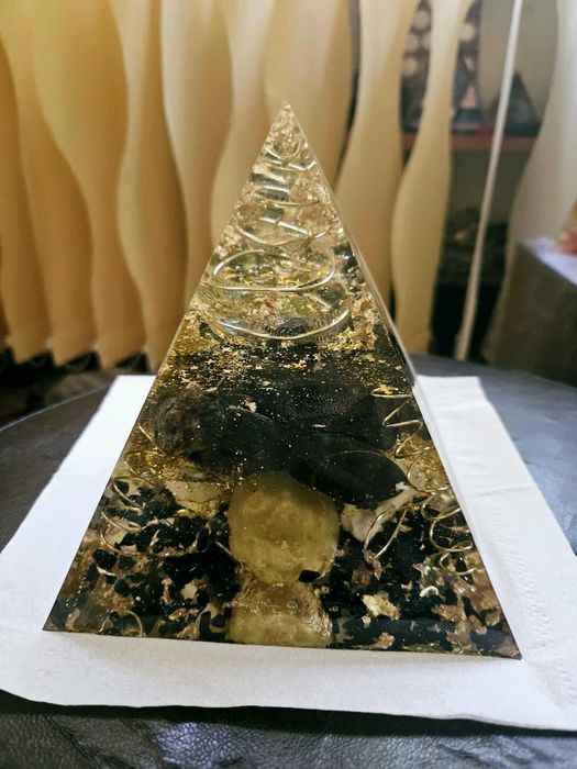 Piramida handmade 16,5 cm, aduce calm, liniște, pace, armonie