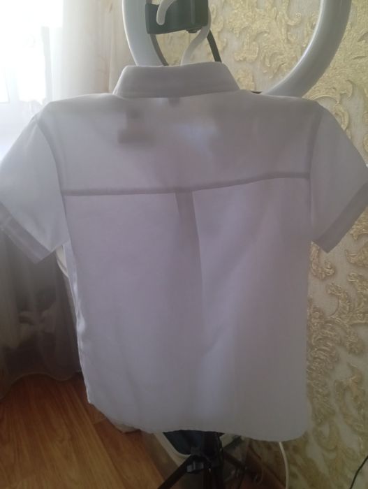 Продам белую рубашку на мальчика