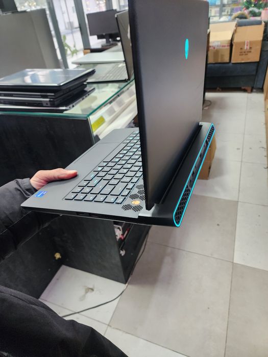 Dell alienware 1500$ lik noutbukni men 800$ ga bervoraman srochna pul