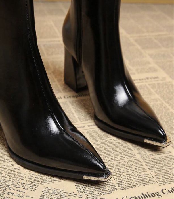 Високи черни остри ботуши с дебел ток