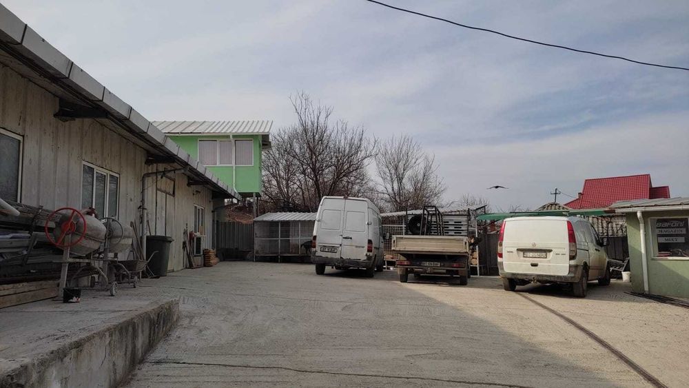 Inchiriez hala 250 mp