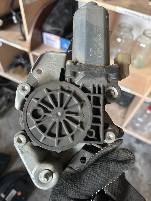 Оригинальный моторчик стеклоподъемника BMW E39 / E38 (Bosch / Brose)