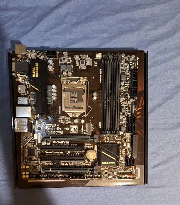 Chit Procesor+placa de baza însoțit de acestoriile necesare