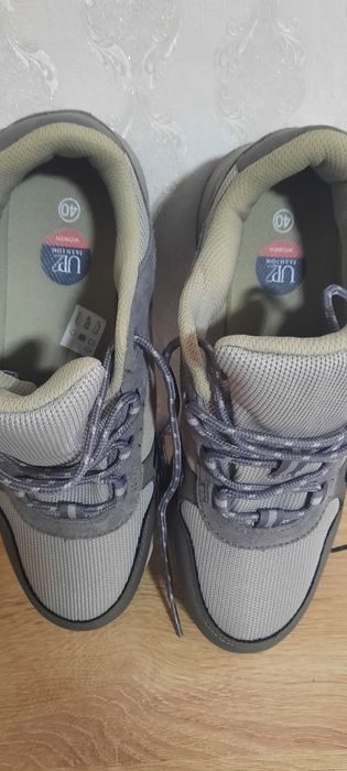 Продам новые кроссовки