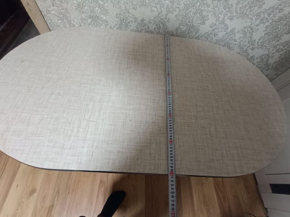 Стол.              .