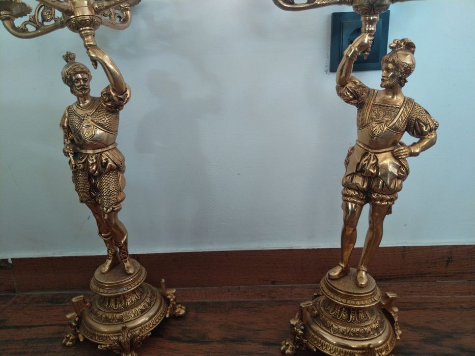 Продавам два масивни антикварни свещника петици огромни тежки