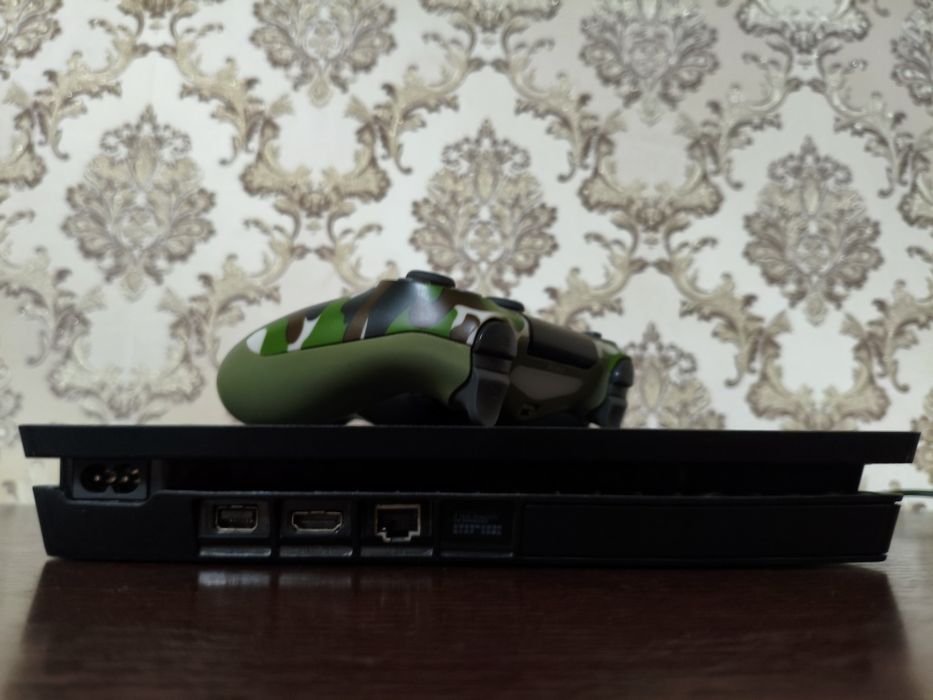 PlayStation 4 Slim 500Gb в комплекте 2 геймпада