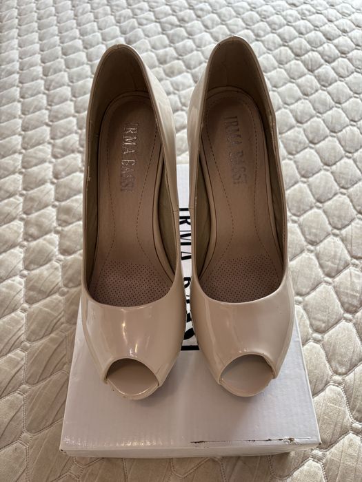 Туфли бежевые на каблуках