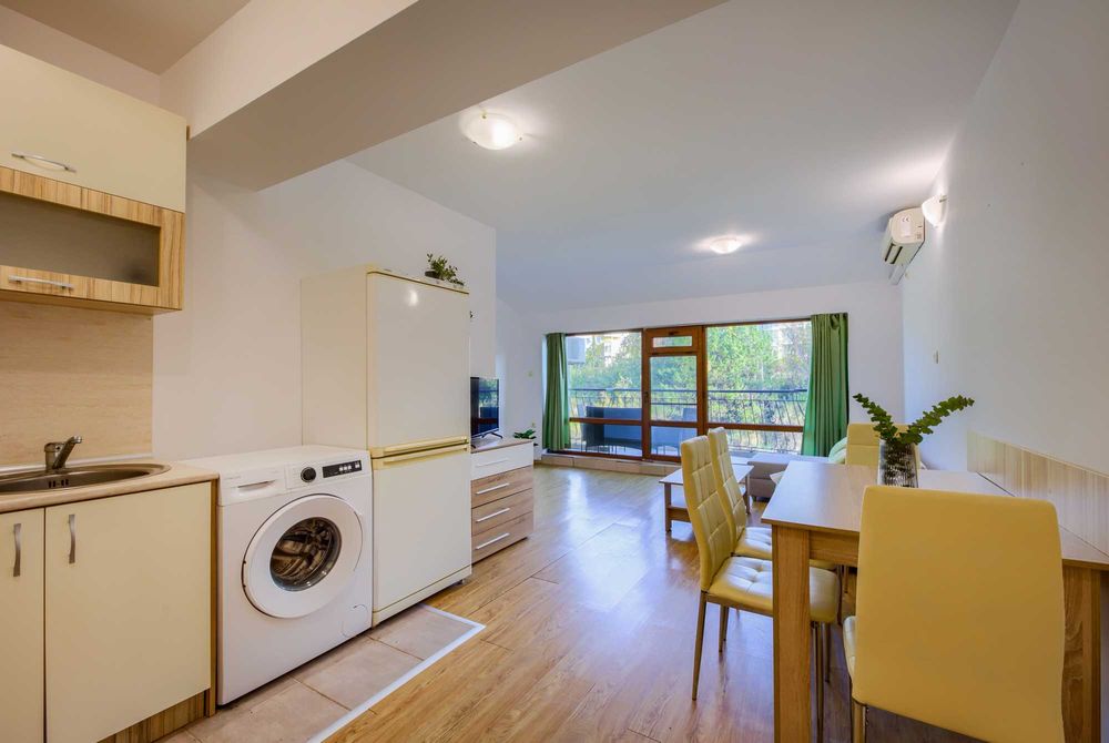 Голям тристаен с две бани до Марината, с басейн и паркинг