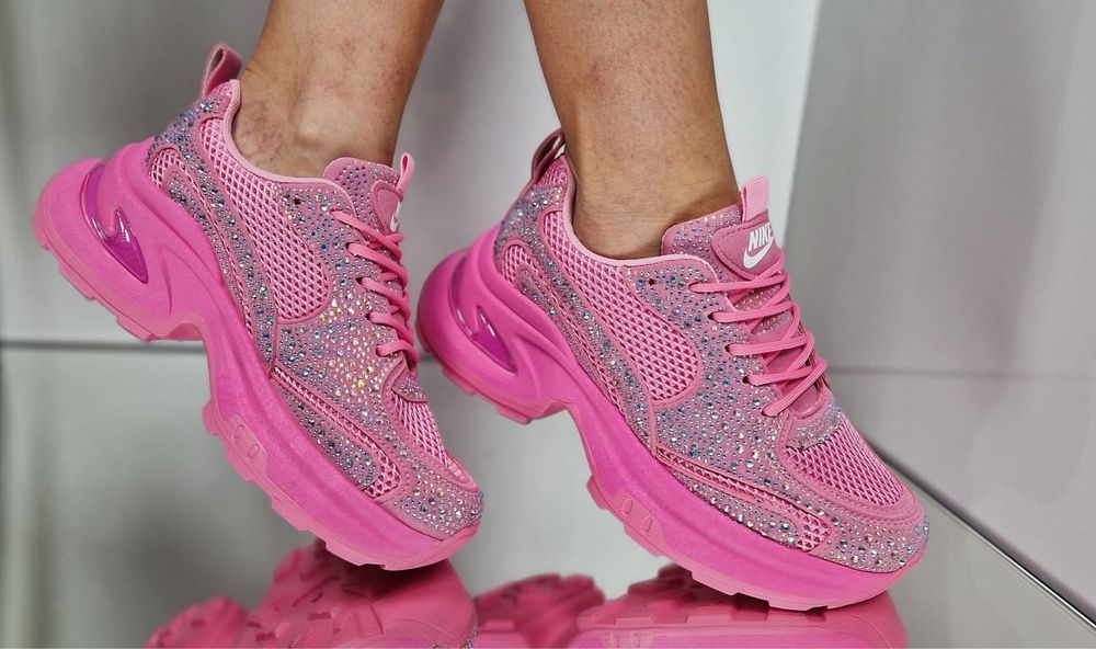 Дамски розови маратонки Nike