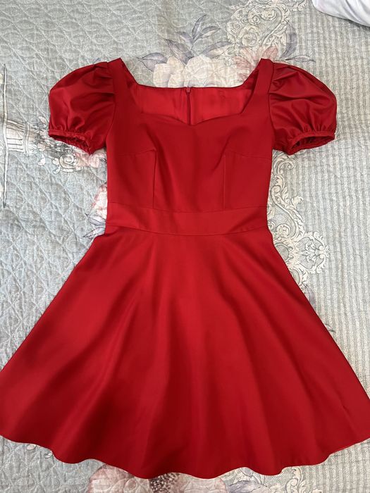 Красное сатиновое платье