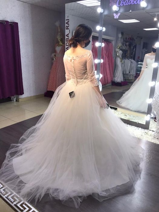 Красивое белое свадебное платье