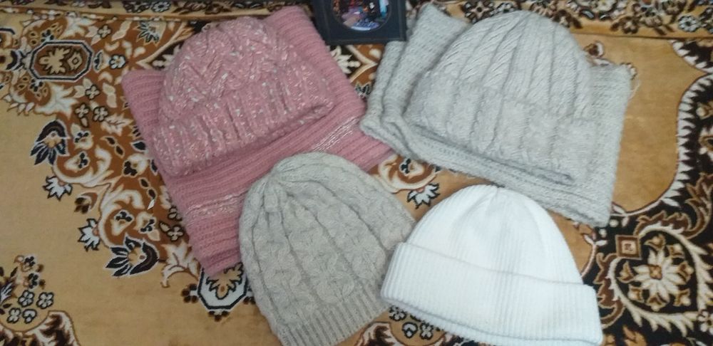 Женские  наборы,шапки.