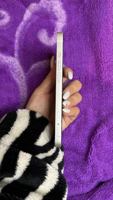 iPhone 13 белый.