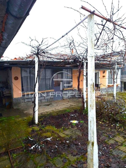 Двуетажна къща в Паничери