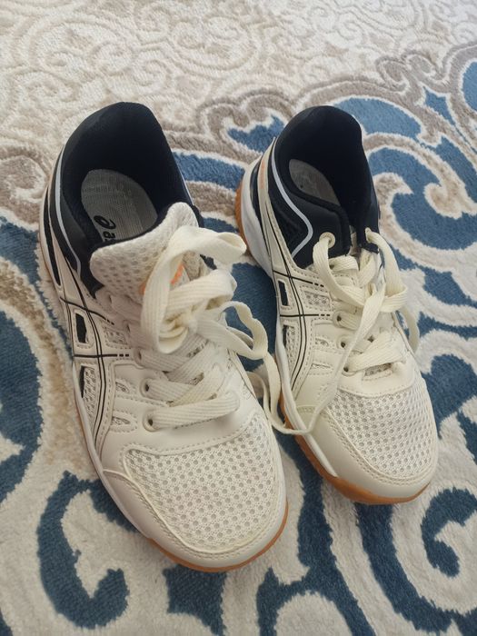 Продам Крассовки asics