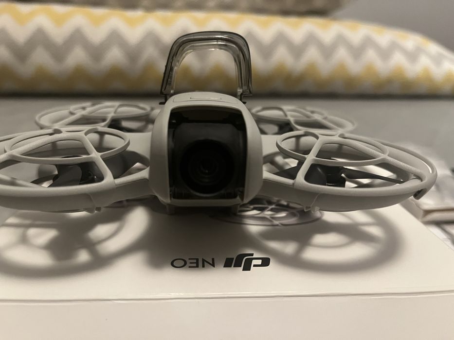 Vand drona DJI Neo + controller, ca noua, putin folosita, 10 incarcari