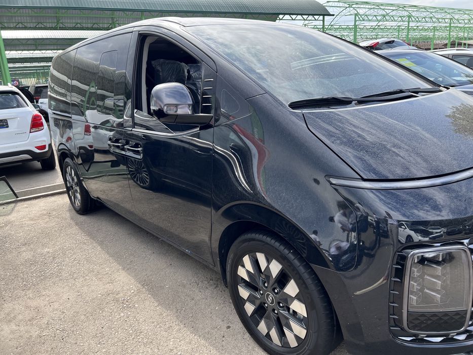Hyundai staria 2022 год
