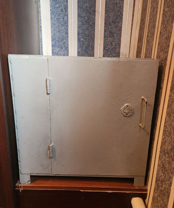 Сейф железный советский.