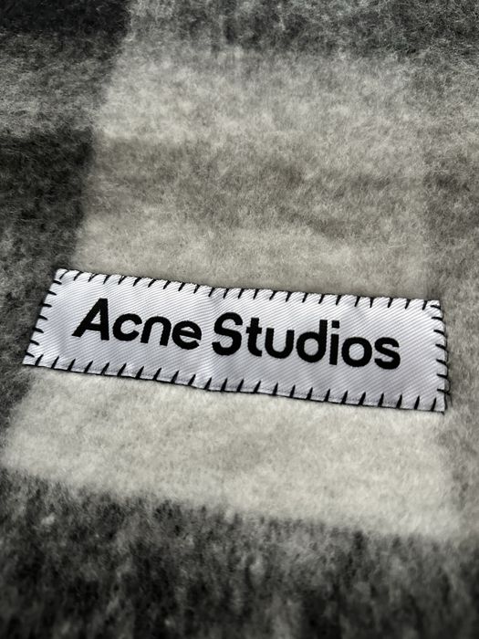 Шалове Acne Studios