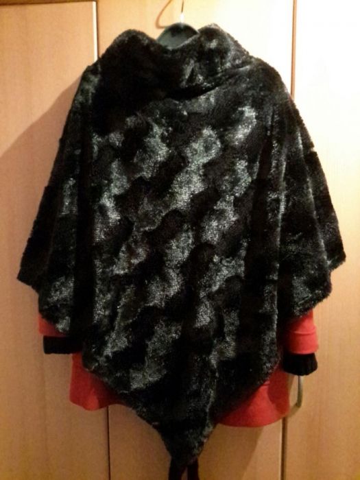 Пончо еко кожа, цветът е сиво черно,не е носено