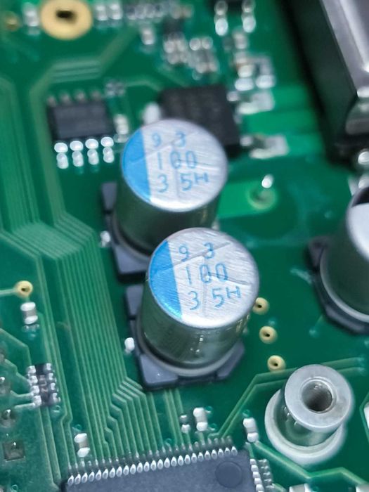 Set de 100 condensatori SMD 10 uF 100V si 100uF 36V Panasonic