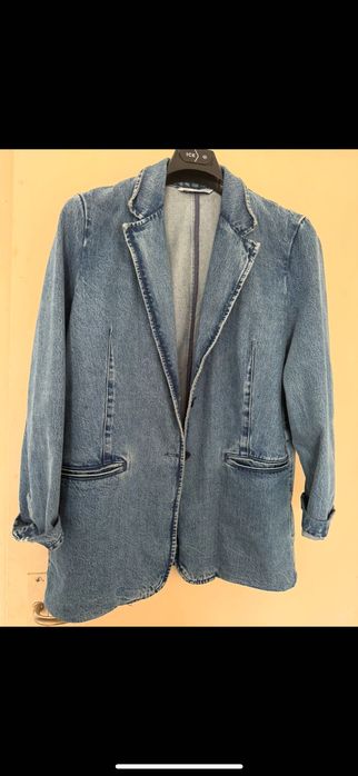 Вълнено сако на EVIS и риза на Zara