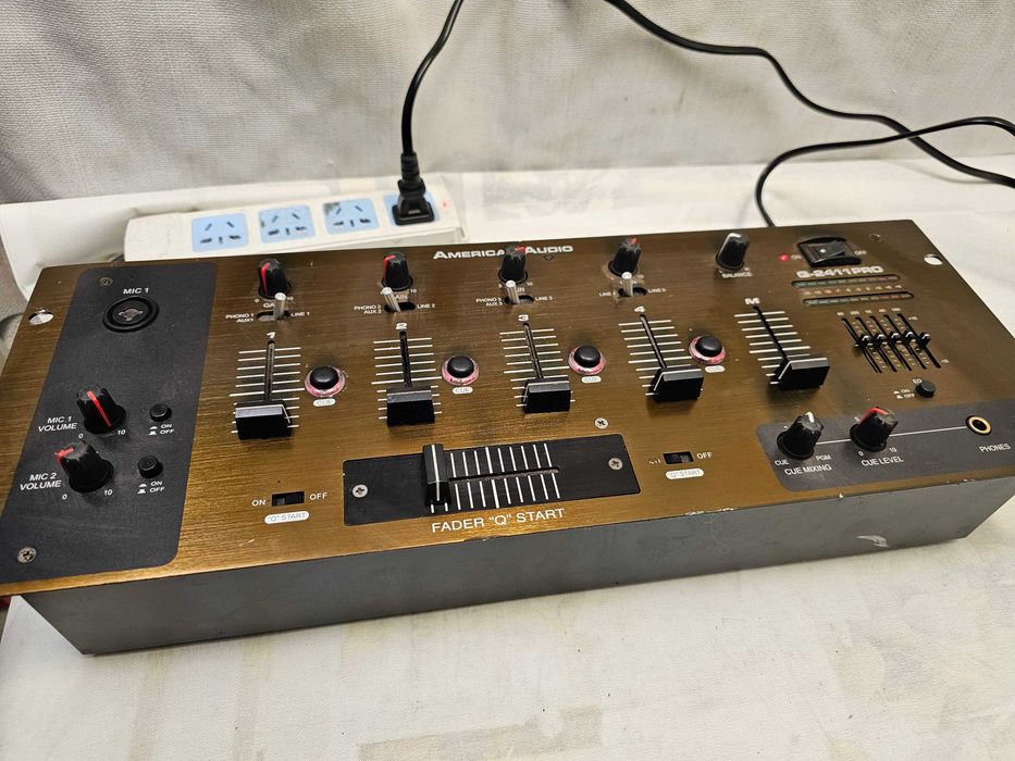 Mixer DJ American Audio Q-2411PRO 4 Canale Egalizator Grafic 5 Benzi Balansate XLR