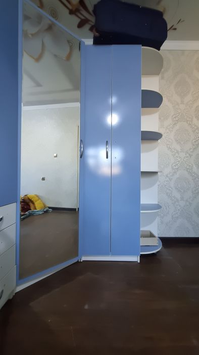 Большой шкаф и кровать